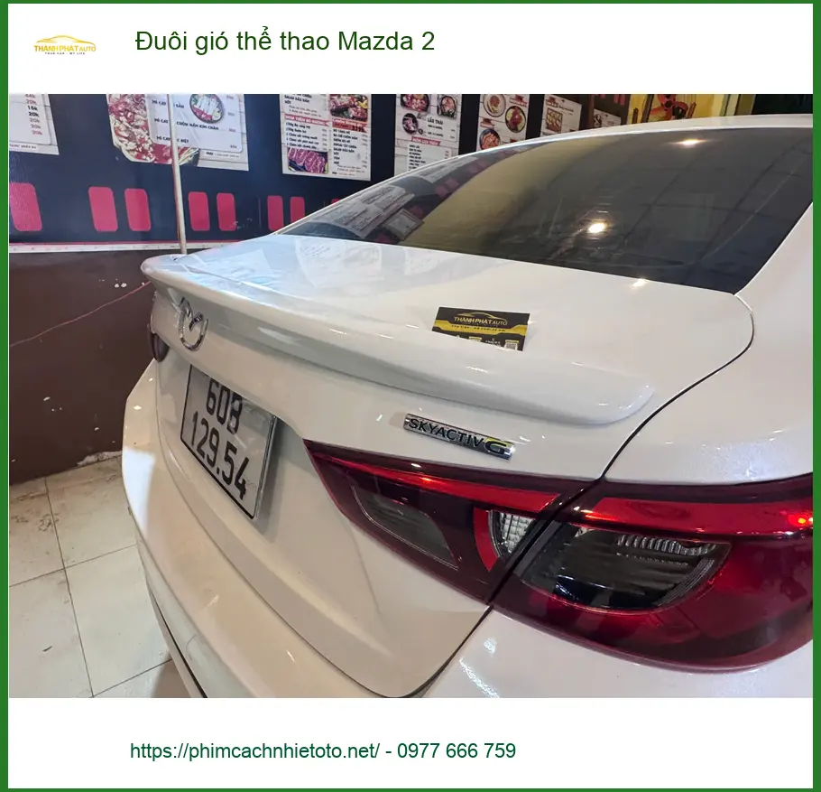 Chị Thảo lắp đuôi gió thể thao cho Mazda 2 tại Quận 9 để xe trông năng động hơn ảnh thực tế 2