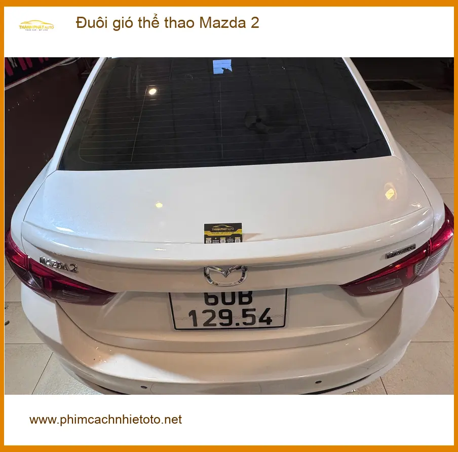 Chị Thảo lắp đuôi gió thể thao cho Mazda 2 tại Quận 9 để xe trông năng động hơn ảnh thực tế 3
