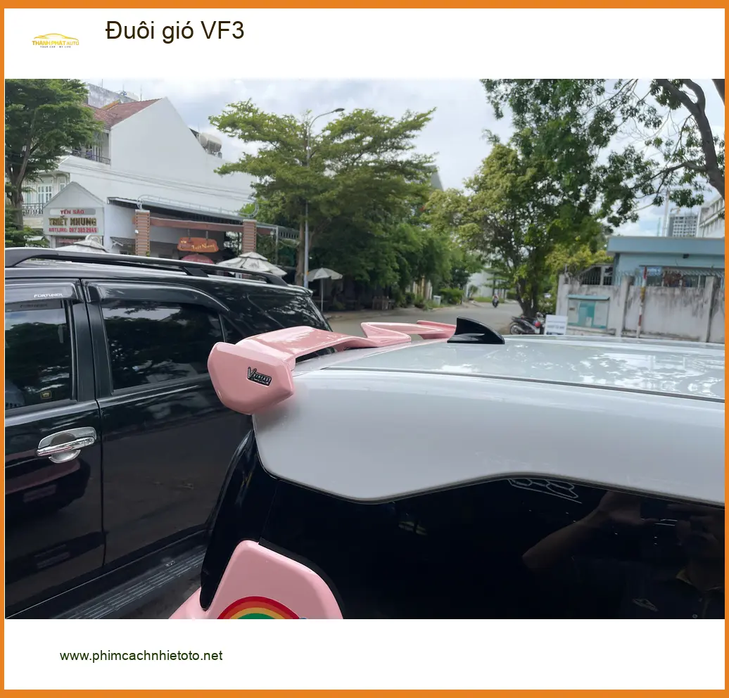 Chú Sơn lắp đuôi gió VF3 tại Quận 11 để xe trông thể thao và ổn định hơn ảnh thực tế 2