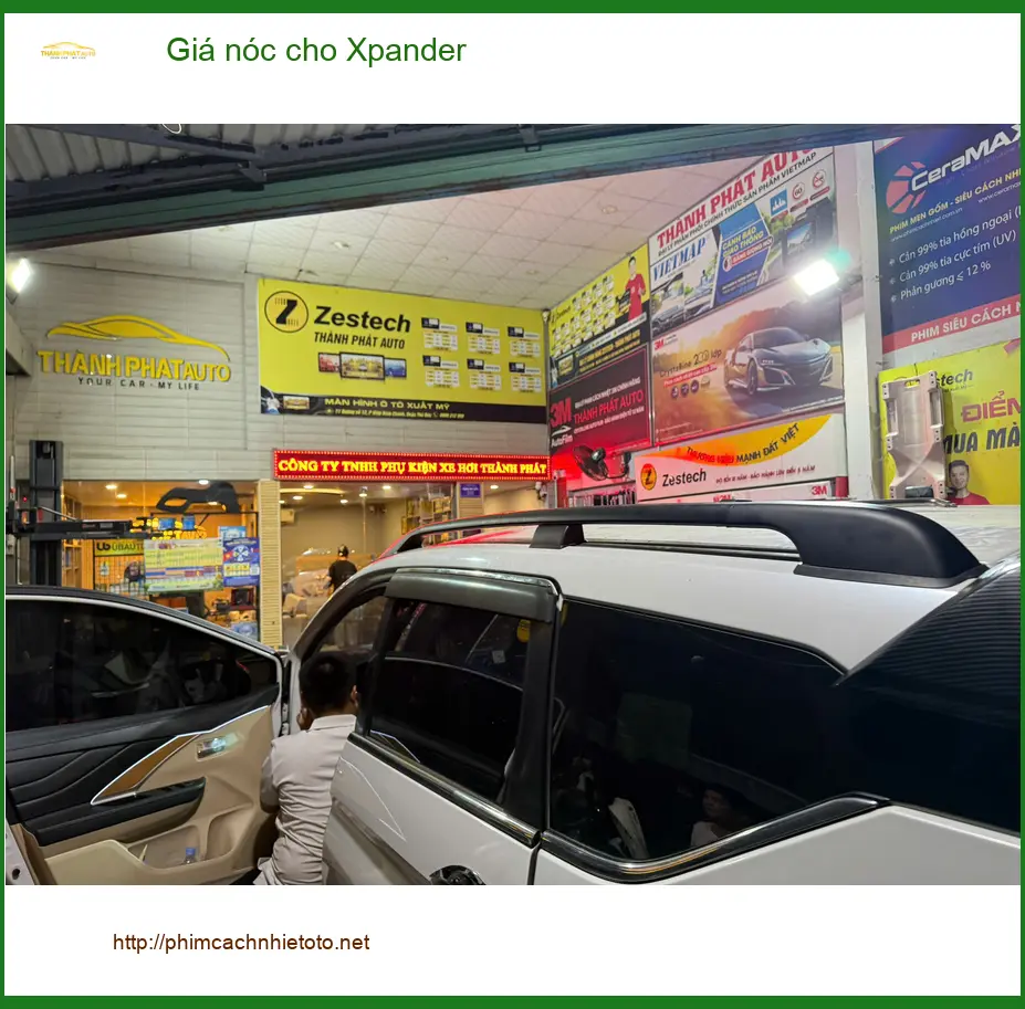 Chị Thảo lắp giá nóc cho Xpander tại Quận Gò Vấp để chở đồ đi du lịch tiện hơn