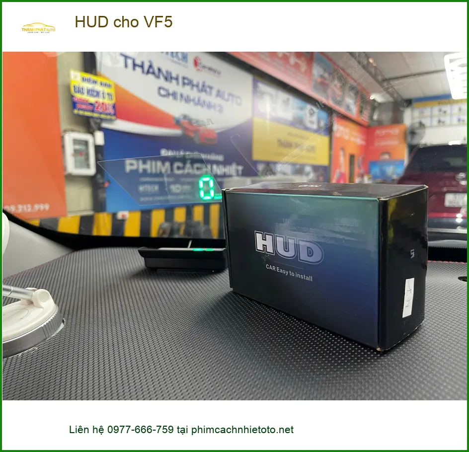 Anh Khải lắp HUD cho VinFast VF5 tại Nhà Bè để tiện theo dõi tốc độ