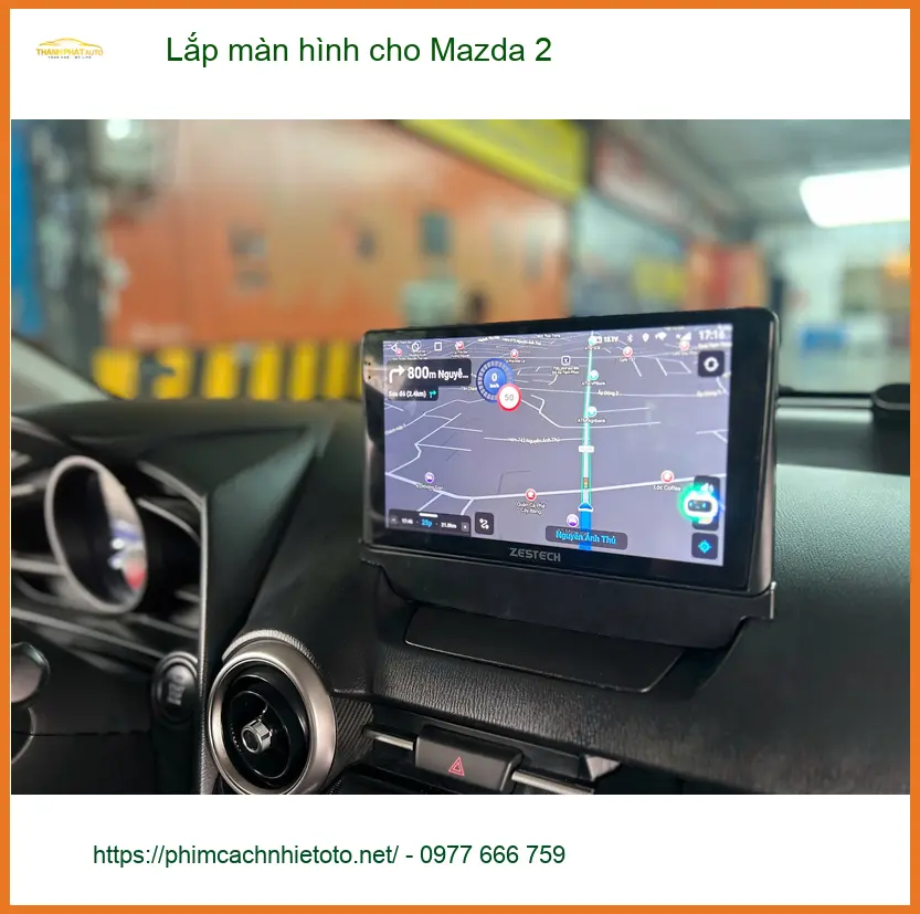 Chị Thảo lắp màn hình cho Mazda 2 tại Quận 3 sau khi màn hình zin đã cũ ảnh thực tế 2