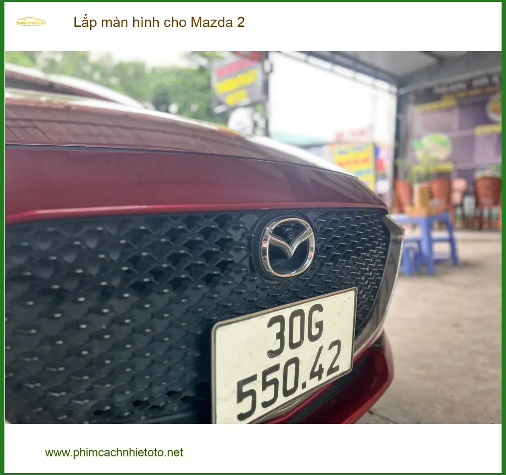 Chị Thảo lắp màn hình cho Mazda 2 tại Quận 3 sau khi màn hình zin đã cũ ảnh thực tế 4