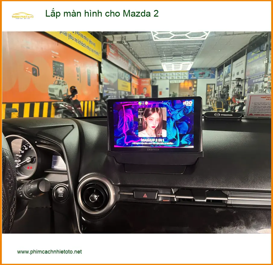 Anh Minh lắp màn hình cho Mazda 2 tại Quận 4 vì màn hình zin không có camera lùi ảnh thực tế 2