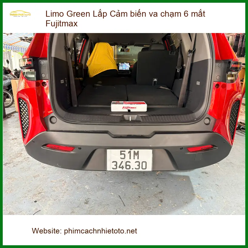 Anh Lâm lắp Cảm biến va chạm 6 mắt Fujitmax cho Limo Green Quận 7 để an tâm hơn khi đỗ xe