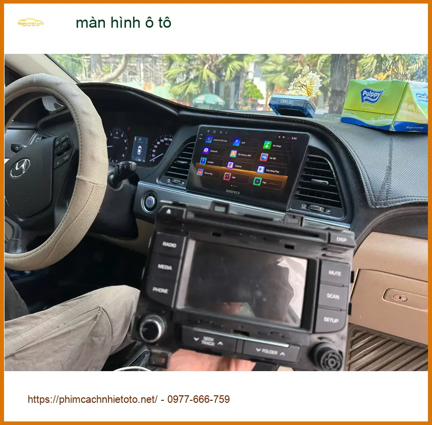 Chú Bình lắp màn hình ô tô cho Toyota Vios tại Quận Thủ Đức vì màn hình zin quá cũ.