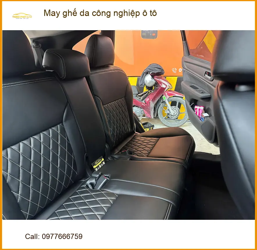 Anh Tùng bọc ghế da công nghiệp ô tô Honda CRV ở Quận 8 vì ghế nỉ khó vệ sinh