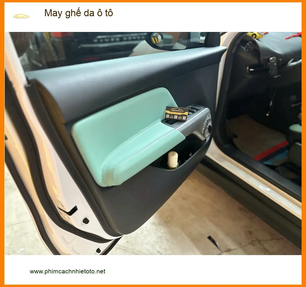 Cô Diễm may ghế da ô tô cho Kia Cerato tại Quận 12 vì ghế cũ đã sờn rách