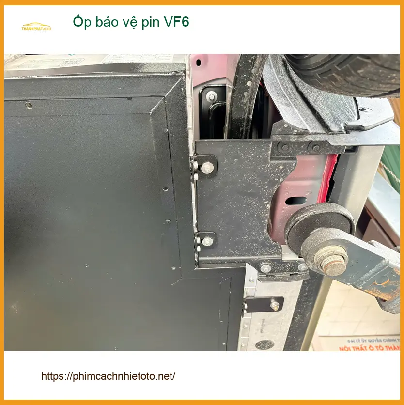 Anh Minh lắp ốp bảo vệ pin VinFast VF6 Quận 12 vì lo ngại va đập ảnh thực tế 4