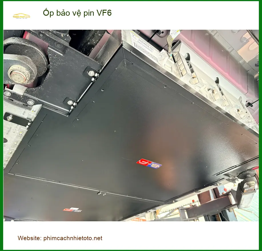 Anh Minh lắp ốp bảo vệ pin VinFast VF6 Quận 12 vì lo ngại va đập ảnh thực tế 5