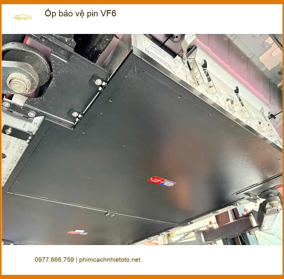 Anh Minh lắp Ốp bảo vệ pin VF6 tại Quận Bình Thạnh để bảo vệ pin xe.