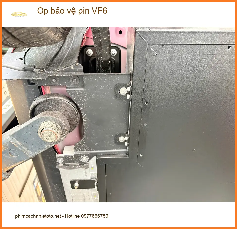 Anh Minh lắp Ốp bảo vệ pin VF6 tại Quận Bình Thạnh để bảo vệ pin xe. ảnh thực tế 2