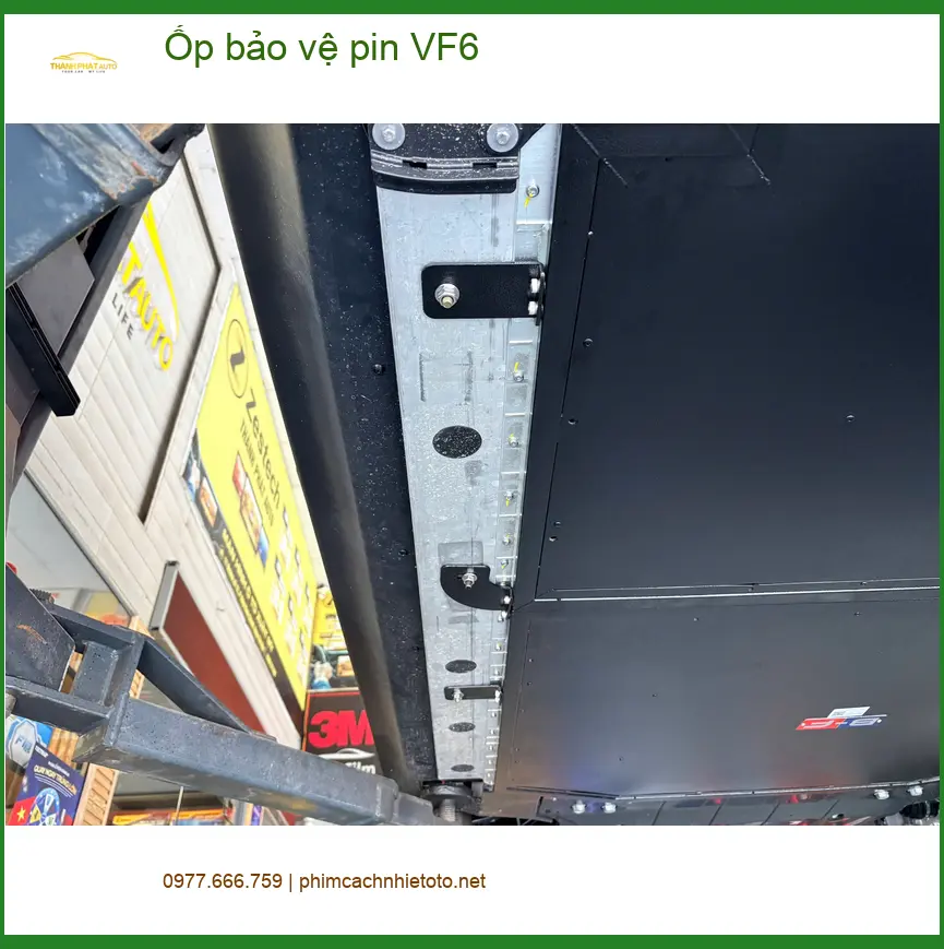 Anh Minh lắp Ốp bảo vệ pin VF6 tại Quận Bình Thạnh để bảo vệ pin xe. ảnh thực tế 3