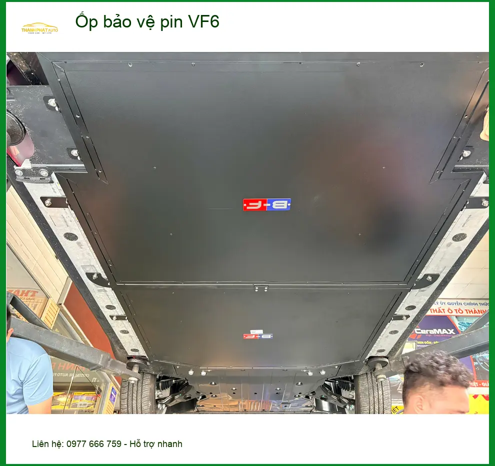 Chị Mai Phương lắp ốp bảo vệ pin VinFast VF6 tại Quận Tân Phú để xe bền hơn