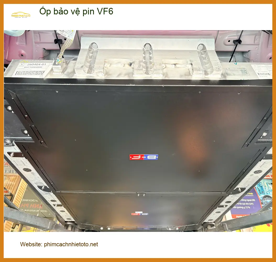 Chị Mai Phương lắp ốp bảo vệ pin VinFast VF6 tại Quận Tân Phú để xe bền hơn ảnh thực tế 4