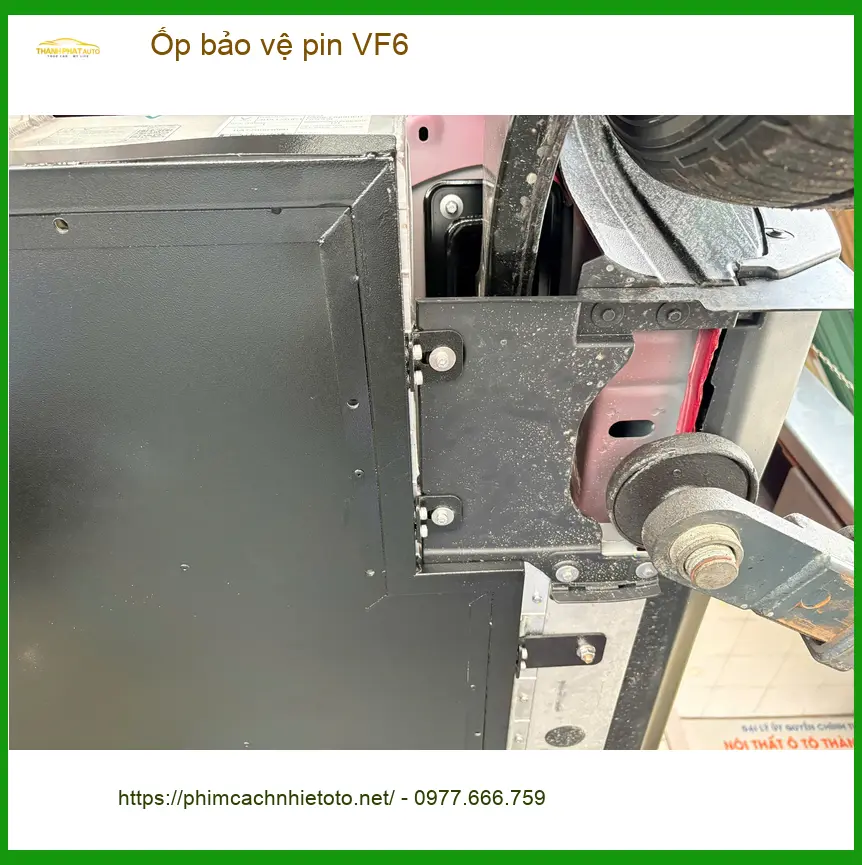 Anh Trung lắp ốp bảo vệ pin VF6 chính hãng tại Nhà Bè để tăng độ bền cho xe điện ảnh thực tế 5