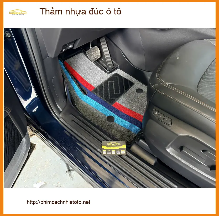 Anh Quang thay thảm nhựa đúc ô tô Hyundai Creta ở Thủ Đức cho sạch sẽ