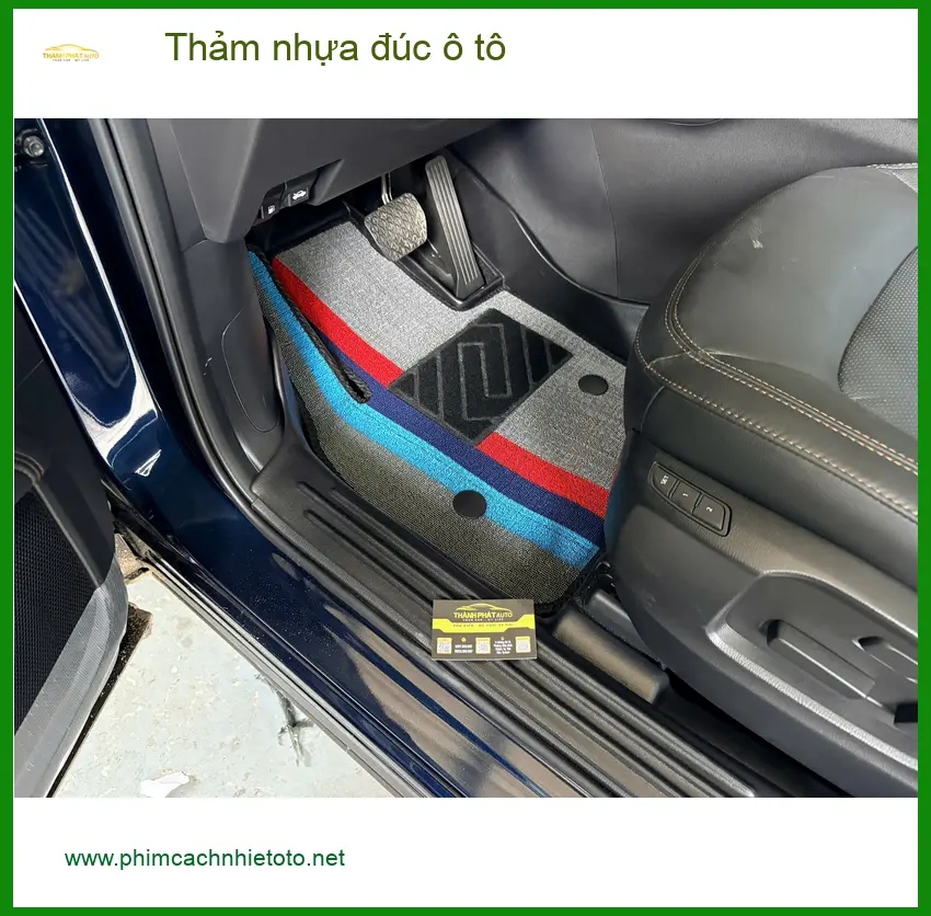 Chị Lan Anh lót thảm nhựa đúc ô tô cho Toyota Camry tại Quận 2 để giữ xe luôn sạch sẽ ảnh thực tế 2