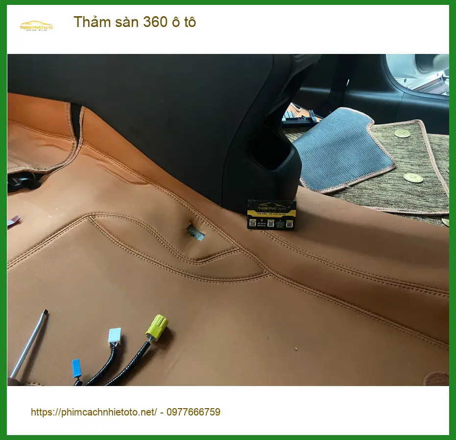 Anh Khải lắp thảm sàn 360 ô tô Honda CRV tại Quận 12 để nội thất luôn sạch đẹp