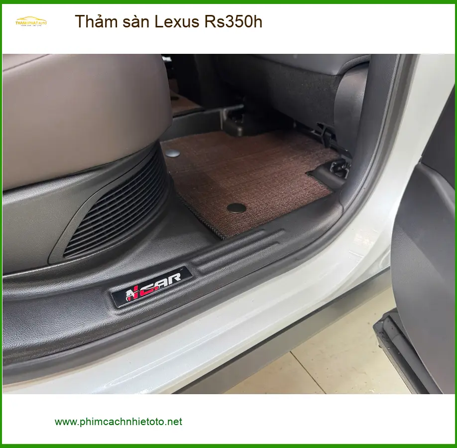 Chị Mỹ Duyên lắp thảm sàn Lexus RS350h ở Quận Phú Nhuận để dễ vệ sinh