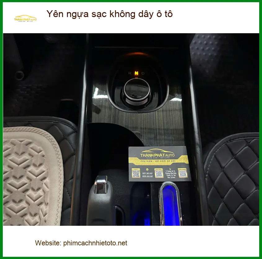 Anh Nam lắp yên ngựa sạc không dây ô tô cho Honda Civic tại Quận Bình Tân.