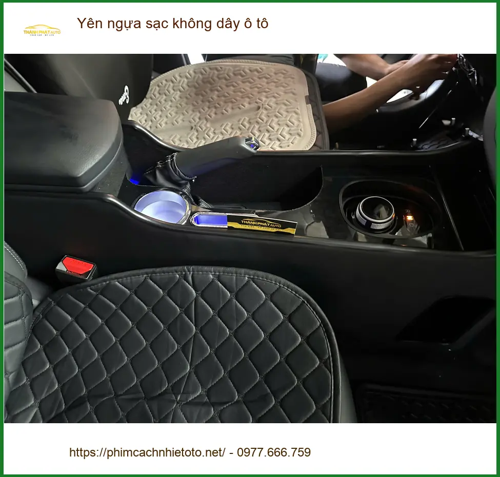 Anh Nam lắp yên ngựa sạc không dây ô tô cho Honda Civic tại Quận Bình Tân. ảnh thực tế 2