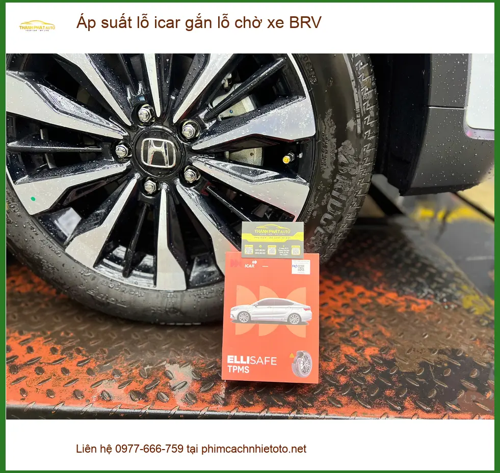 Anh Đức Anh gắn áp suất lốp iCar lỗ chờ xe BRV tại Quận 2 để kiểm soát an toàn lốp ảnh thực tế 4