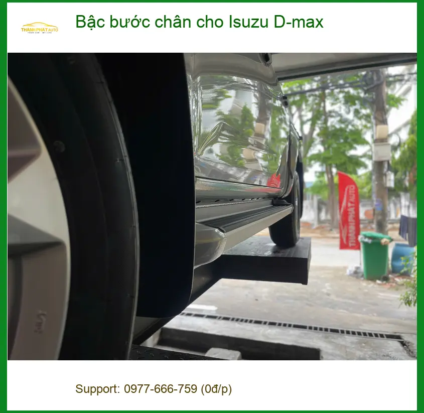 Anh Lâm lắp bậc bước chân cho Isuzu D-max tại Hóc Môn giúp gia đình dễ lên xuống.