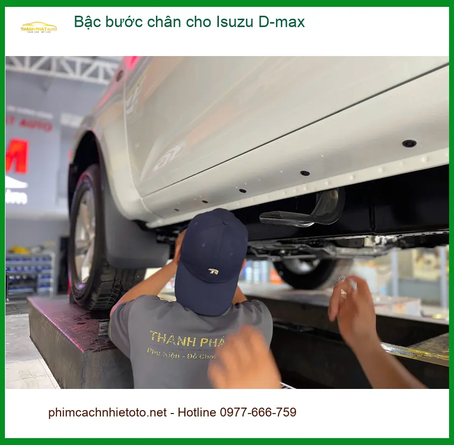 Anh Lâm lắp bậc bước chân cho Isuzu D-max tại Hóc Môn giúp gia đình dễ lên xuống. ảnh thực tế 4