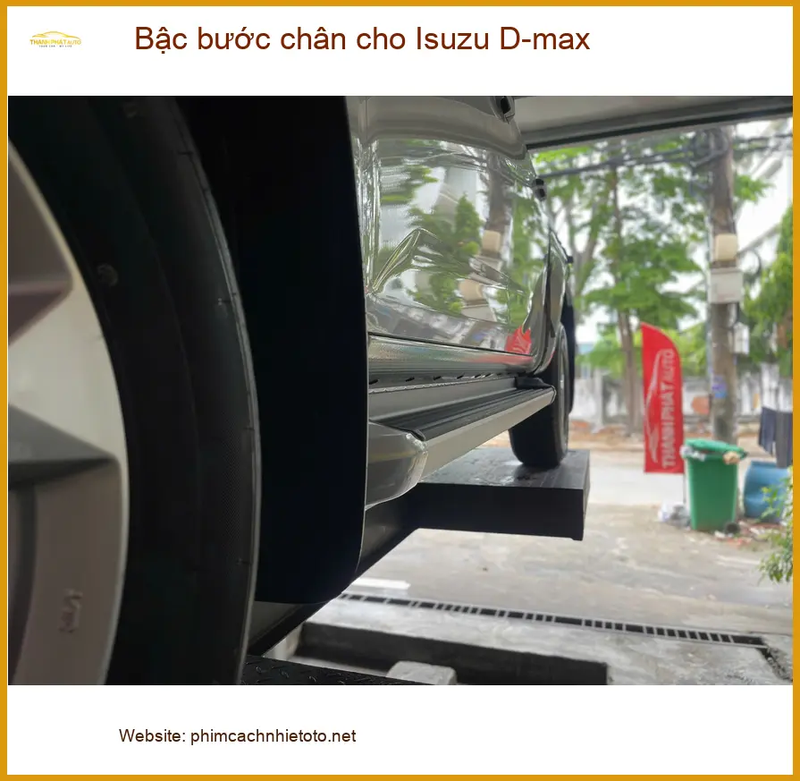 Anh Minh lắp bậc bước chân Isuzu D-max Quận 5 để vợ con dễ lên xuống