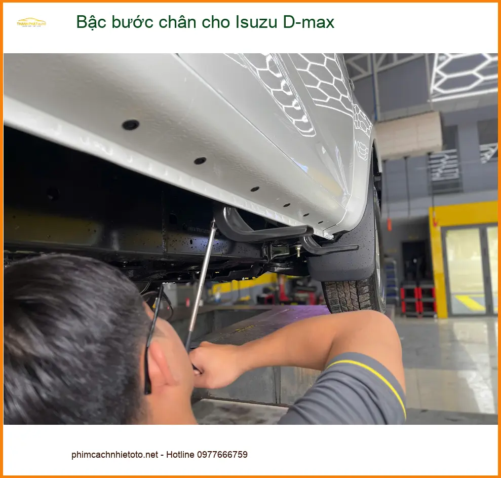 Anh Minh lắp bậc bước chân Isuzu D-max Quận 5 để vợ con dễ lên xuống ảnh thực tế 2