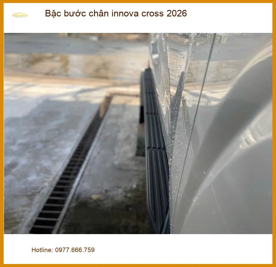 Anh Tuấn Kiệt lắp bậc bước chân Innova Cross 2026 tại Củ Chi đón con đi học tiện lợi hơn