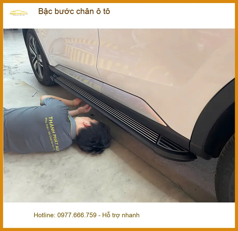 Chị Thảo lắp bậc bước chân ô tô Kia Carnival ở Quận Gò Vấp