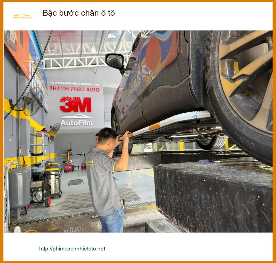 Anh Trường lắp bậc bước chân ô tô Hyundai Santa Fe tại Quận 9 để tiện lên xuống xe