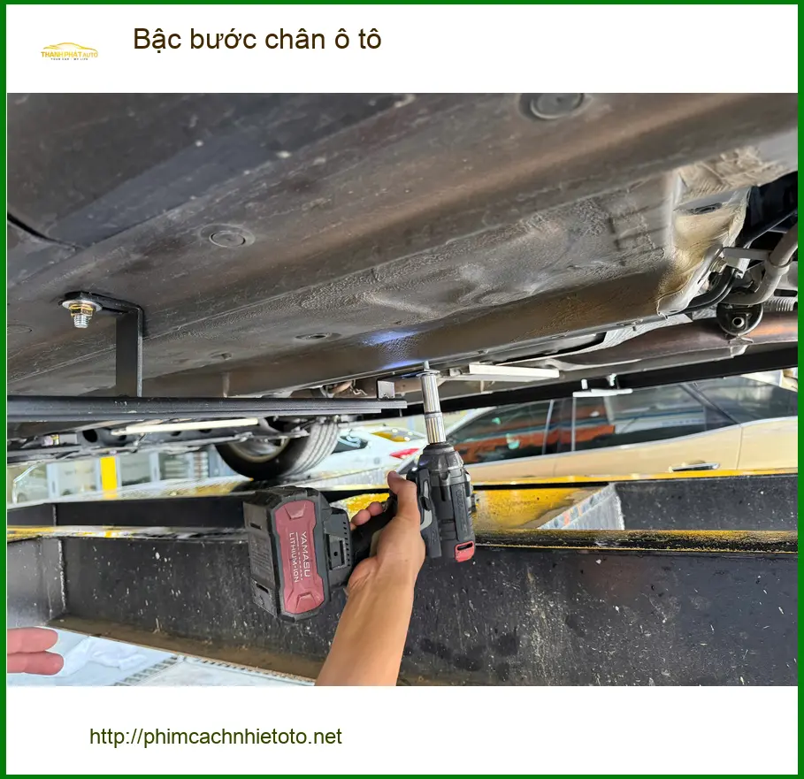Anh Trường lắp bậc bước chân ô tô Hyundai Santa Fe tại Quận 9 để tiện lên xuống xe ảnh thực tế 4