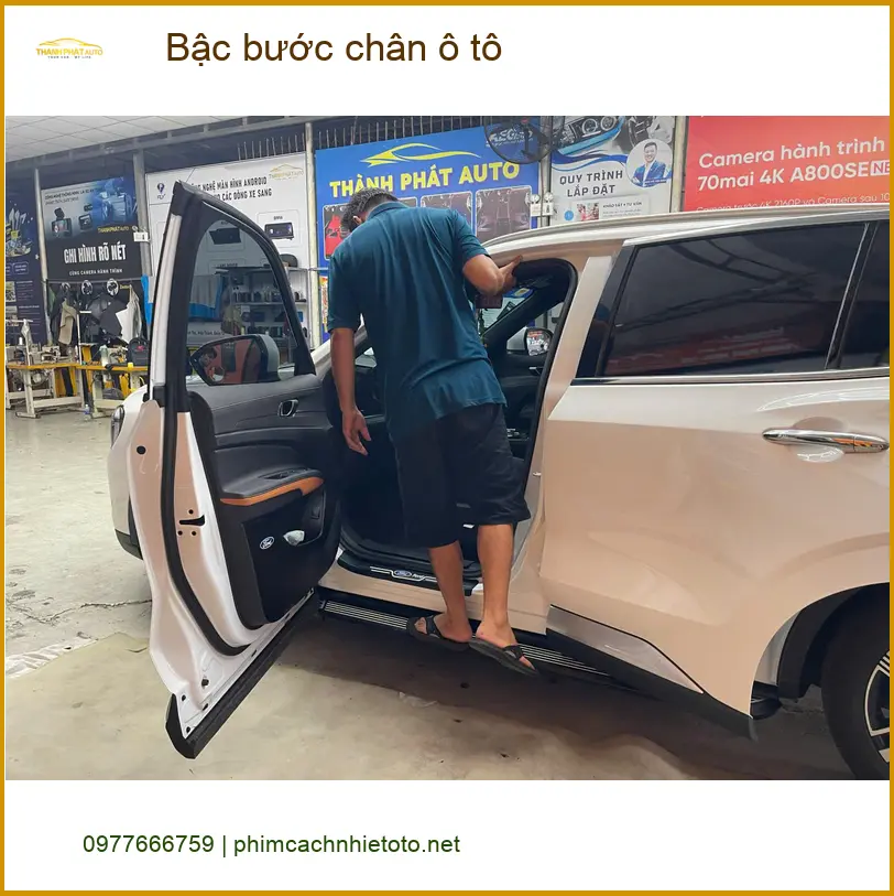 Chú Quang lắp bậc bước chân ô tô Honda CRV tại Quận 7 tiện lợi ảnh thực tế 3