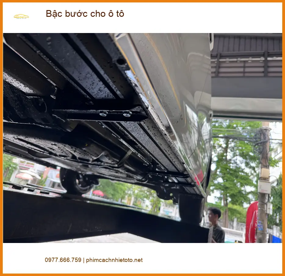 Chú Lâm lắp bậc bước cho ô tô Hyundai Creta tại Hóc Môn để tiện lên xuống