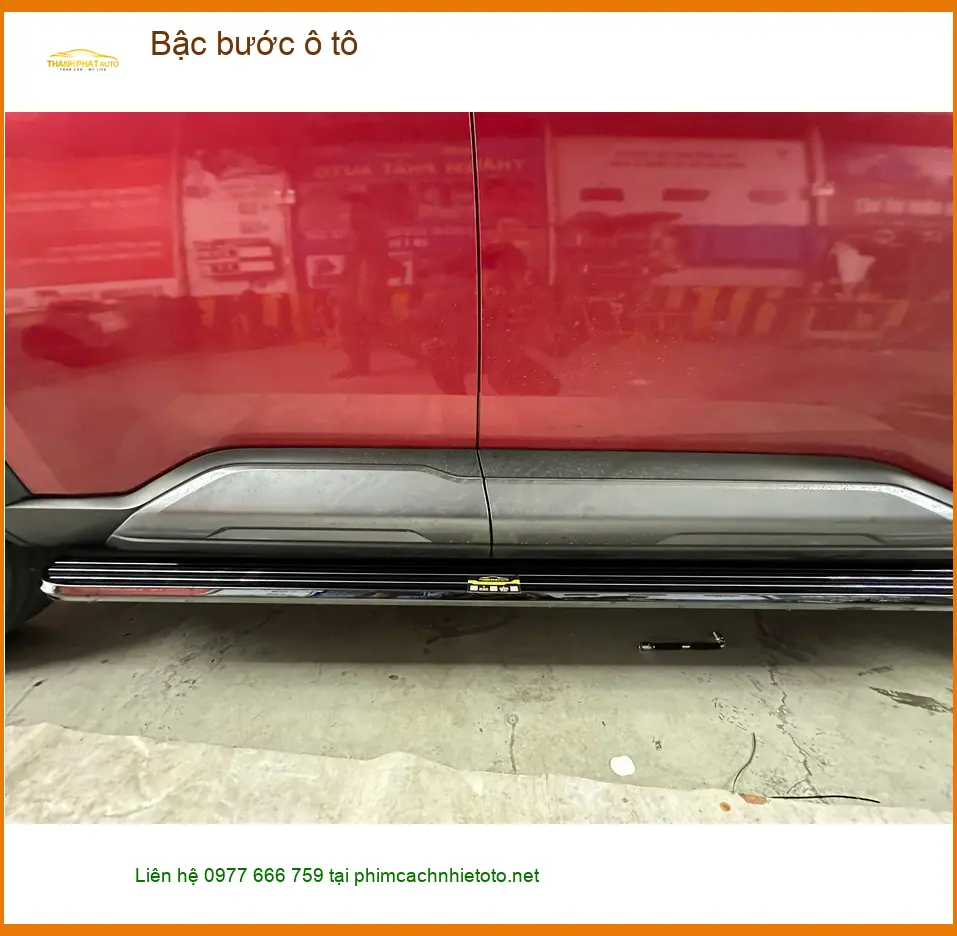 Cô Tuyết gắn bậc bước ô tô cho Hyundai Santa Fe tại Hóc Môn để mẹ già dễ lên xuống