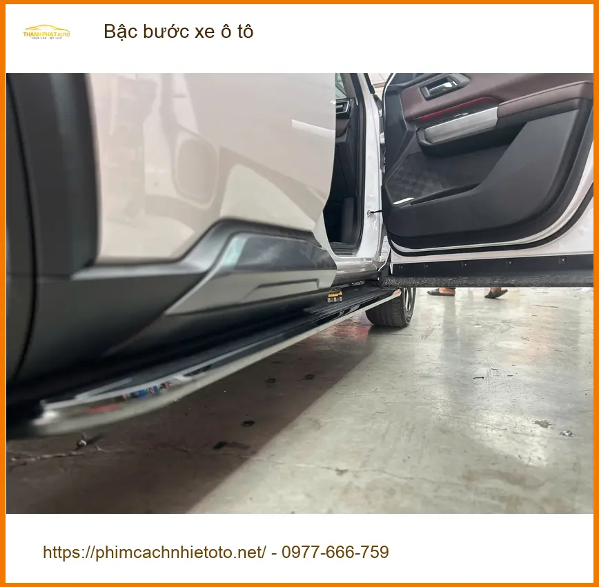 Cô Huệ lắp bậc bước xe ô tô cho Kia Carnival tại Nhà Bè để tiện lợi