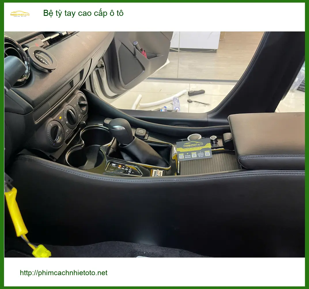 Chú Nam lắp bệ tỳ tay cao cấp ô tô cho xe Kia Carnival tại Quận 9 ảnh thực tế 3