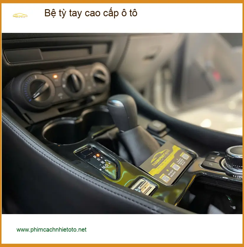 Anh Khang lắp Bệ tỳ tay cao cấp ô tô cho Kia Sonet vì thường xuyên di chuyển đường dài ảnh thực tế 5