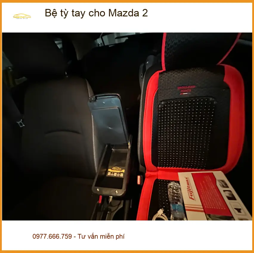 Anh Duy lắp bệ tỳ tay cho Mazda 2 tại Quận 7 để đỡ mỏi tay khi lái xe