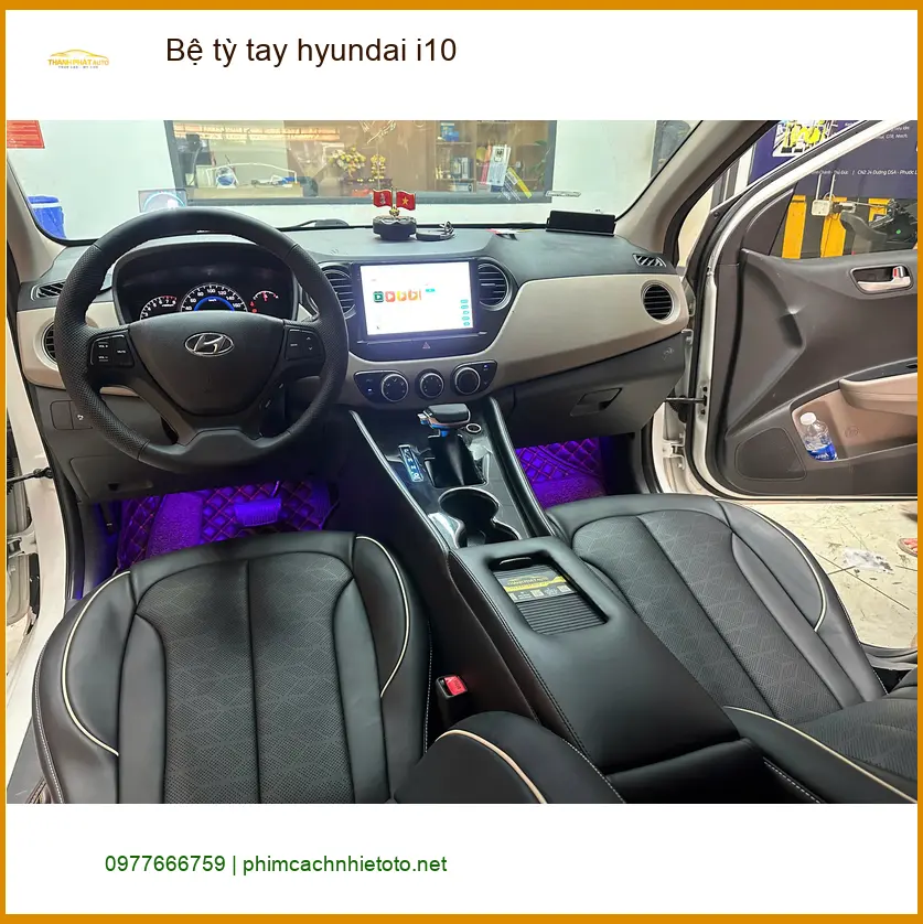Chị Minh Thư lắp bệ tỳ tay Hyundai i10 tại Quận 9 giúp hành trình dài bớt mỏi ảnh thực tế 3