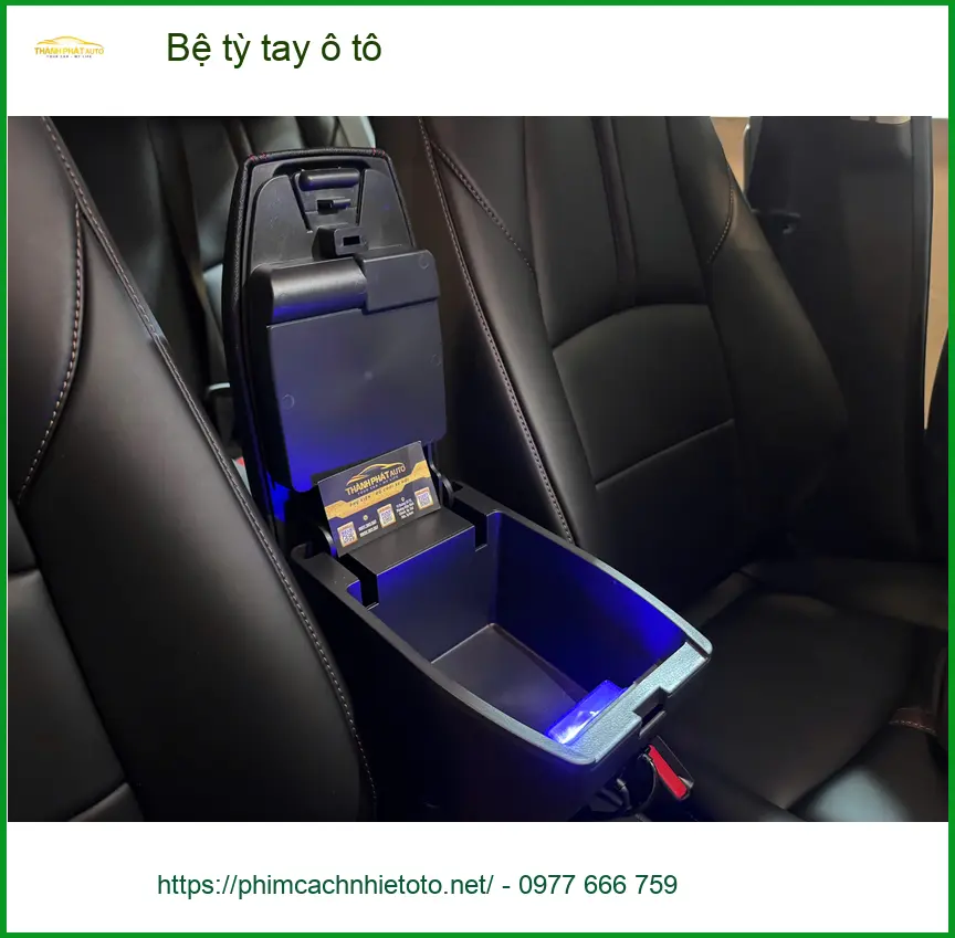 Anh Quang lắp bệ tỳ tay ô tô Mazda 3 tại Thủ Đức đỡ mỏi tay khi lái xe. ảnh thực tế 4