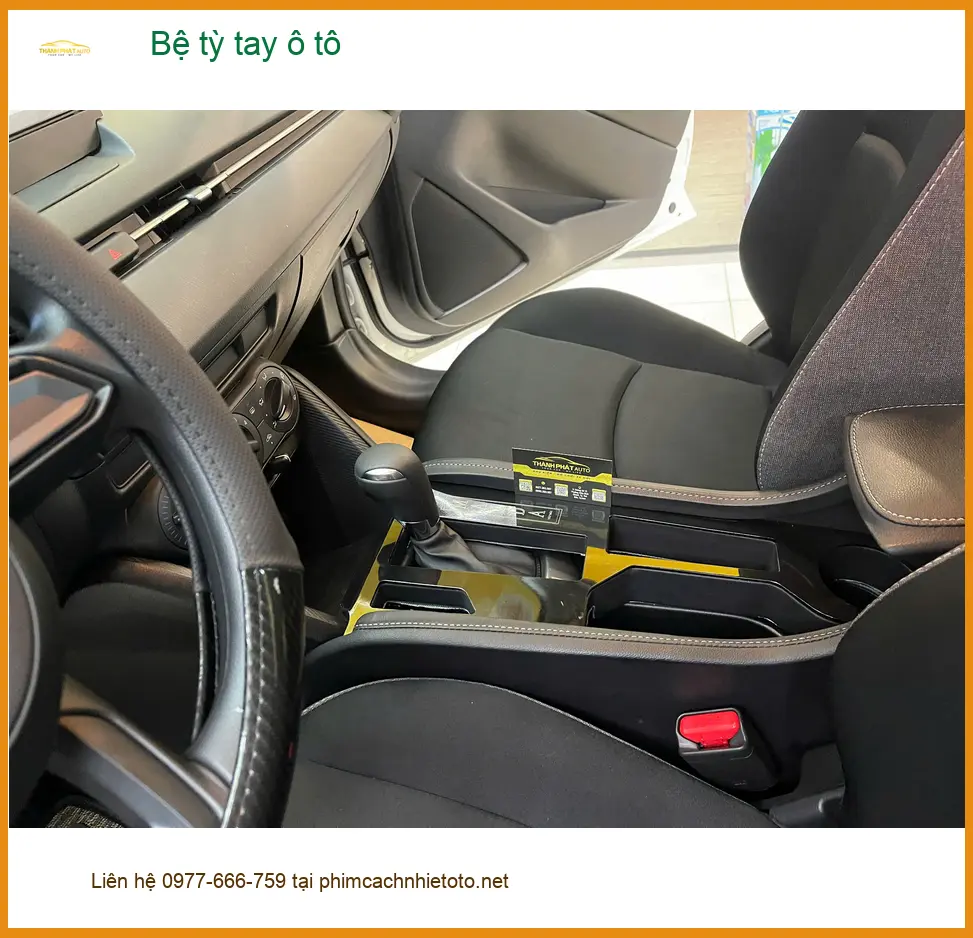 Chú Sỹ lắp bệ tỳ tay ô tô Mitsubishi Attrage để đỡ mỏi tay tại Nhà Bè