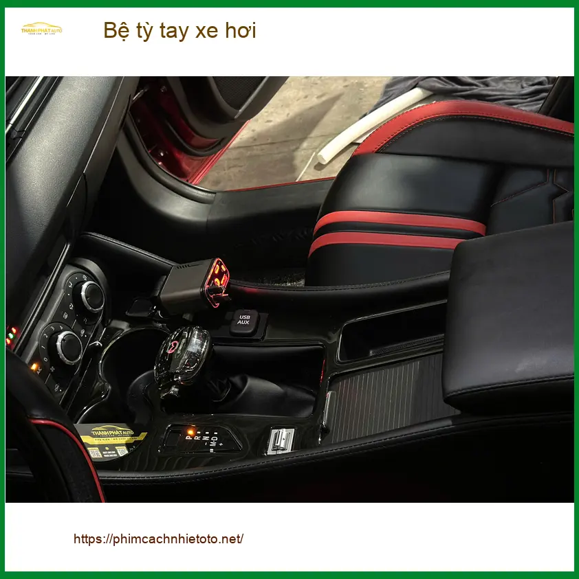 Anh Quang lắp bệ tỳ tay xe hơi cho Honda CR-V tại Quận 12 để đỡ mỏi khi lái