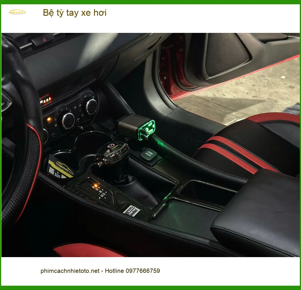 Anh Quang lắp bệ tỳ tay xe hơi cho Honda CR-V tại Quận 12 để đỡ mỏi khi lái ảnh thực tế 5
