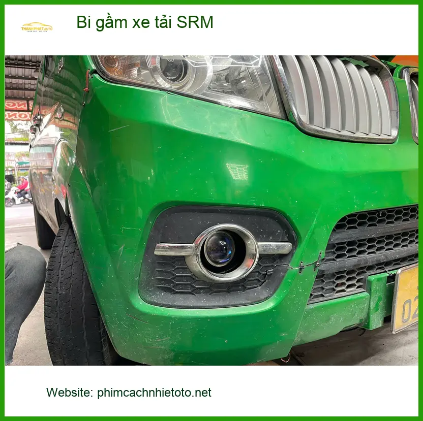 Chú Hưng lắp bi gầm xe tải SRM T30 tại Gò Vấp vì đèn zin yếu khi đi đêm ảnh thực tế 2