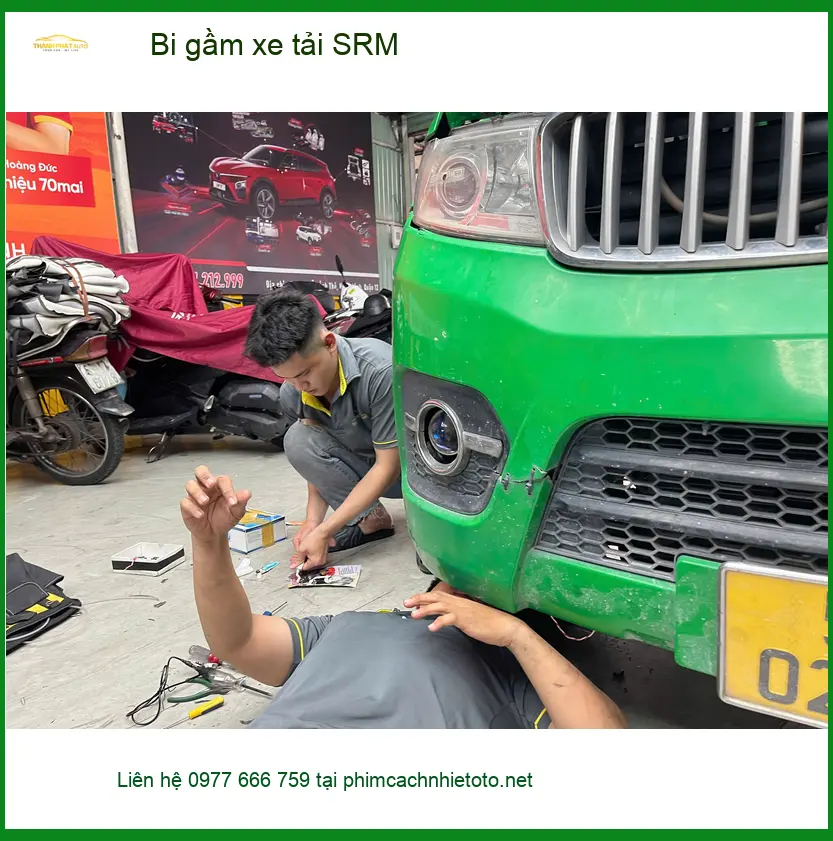 Anh Khôi lắp bi gầm xe tải SRM tại Quận 8 vì thường xuyên chở hàng đêm ở đường vắng