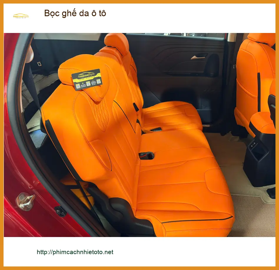 Chú Minh bọc ghế da ô tô Honda CR-V tại Quận 4 cho nội thất luôn mới